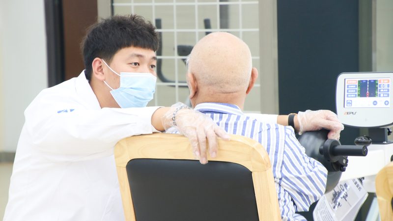 石英石与不锈钢：适老化厨房台面的材质选择解析