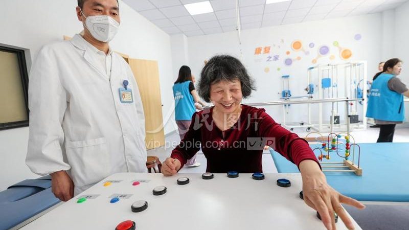 陪护床与折叠床：养老护理中的实用之选**